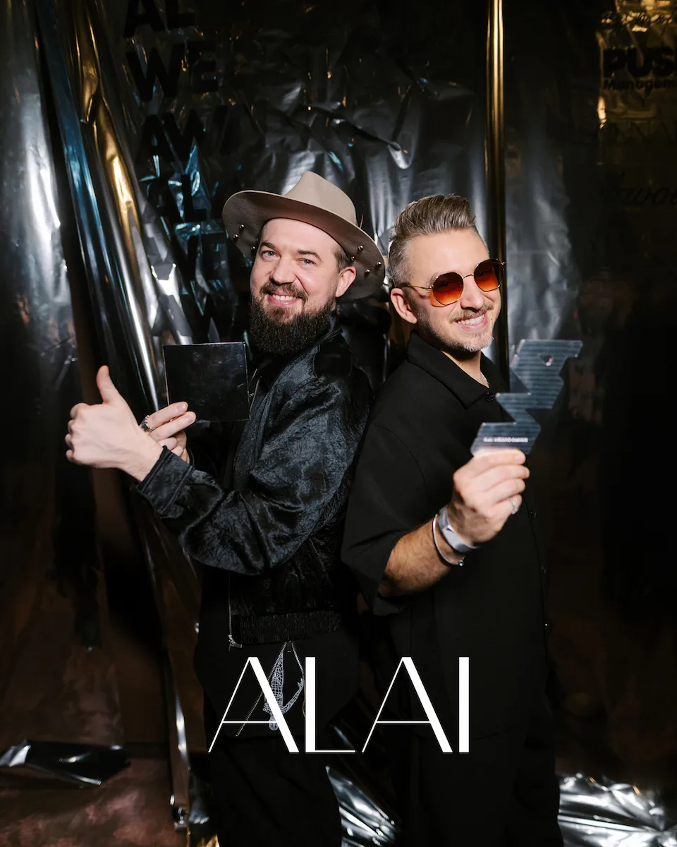 Membrii Trupa Feelings cu trofeul ALAI Best Wedding Band